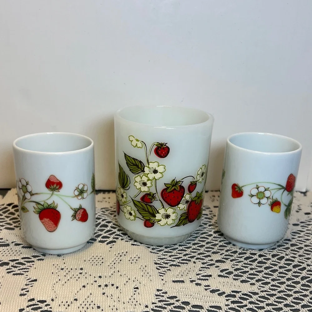 Strawberry Breakfast Anchor Hocking Strawberries Mug and OMC Strawberry Juice - Picture 2 of 14